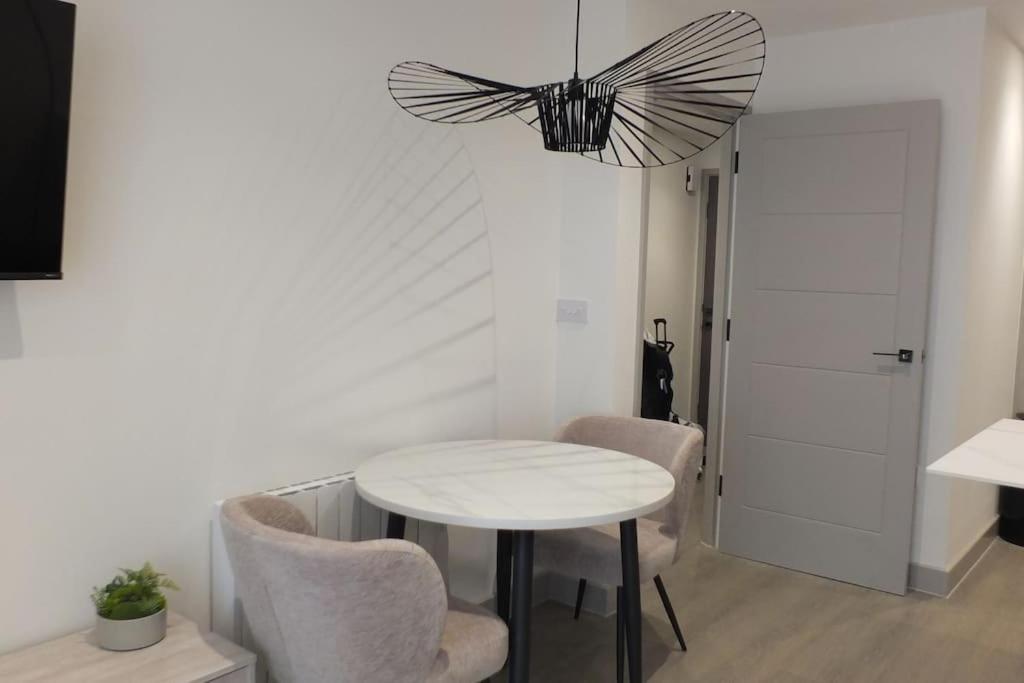Entire Prestige In Quay - Free Parking, Fast Wifi, Smart Tv & Netflix Apartment
