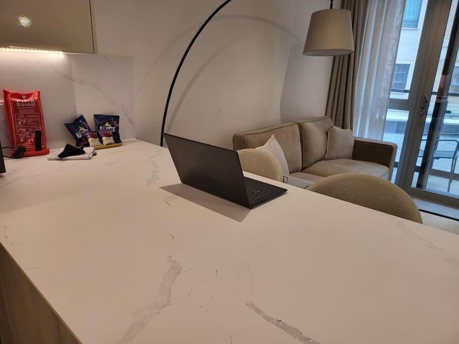 Entire Prestige In Quay - Free Parking, Fast Wifi, Smart Tv & Netflix *
