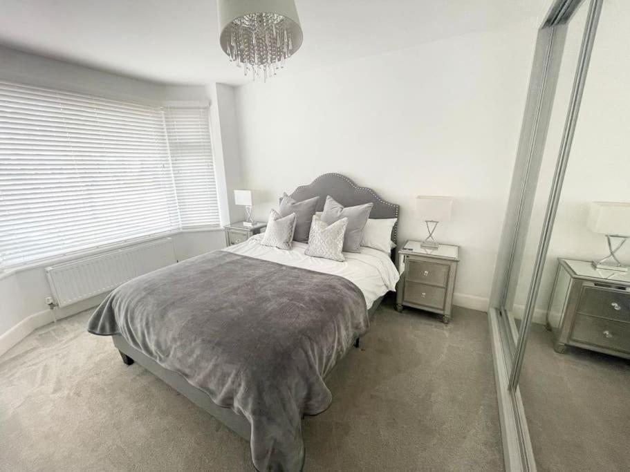 Near Sandbanks And Harbour Holiday home *