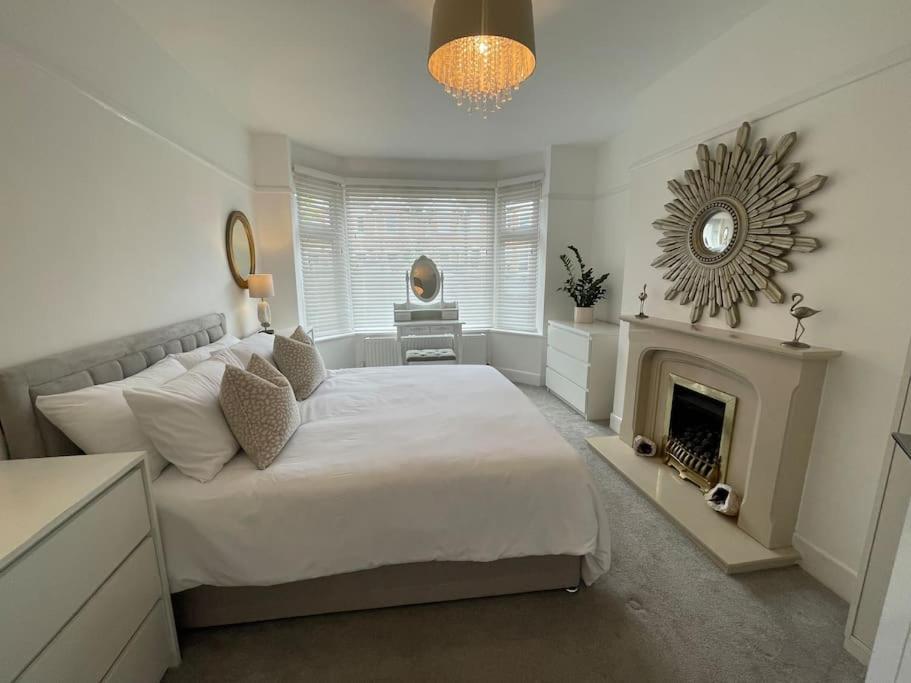 Near Sandbanks And Harbour Holiday home *