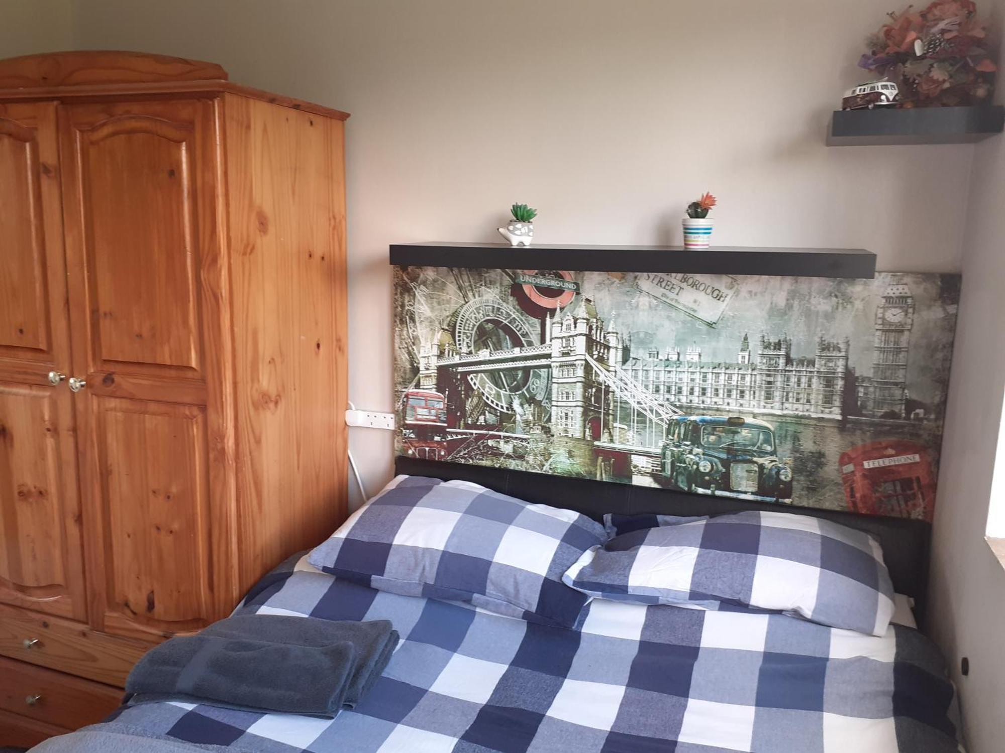 Double Bedroom Sleeps 1 Or 2 With Back Garden View *