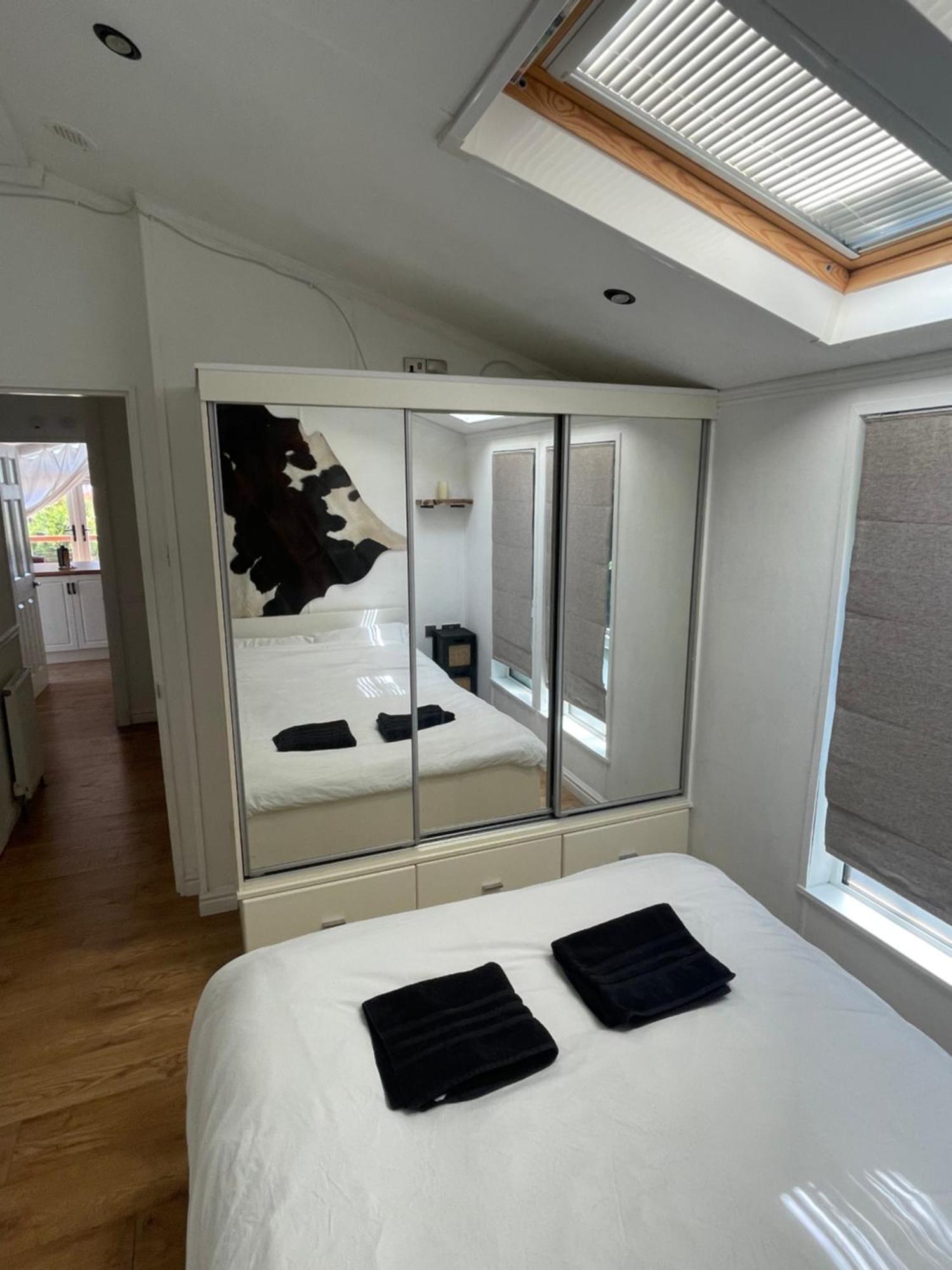 Apartment Falcove - 3 Bedroom Luxury Lodge, 5g Wifi, Full Sky Tv, Free Parking & Close To *