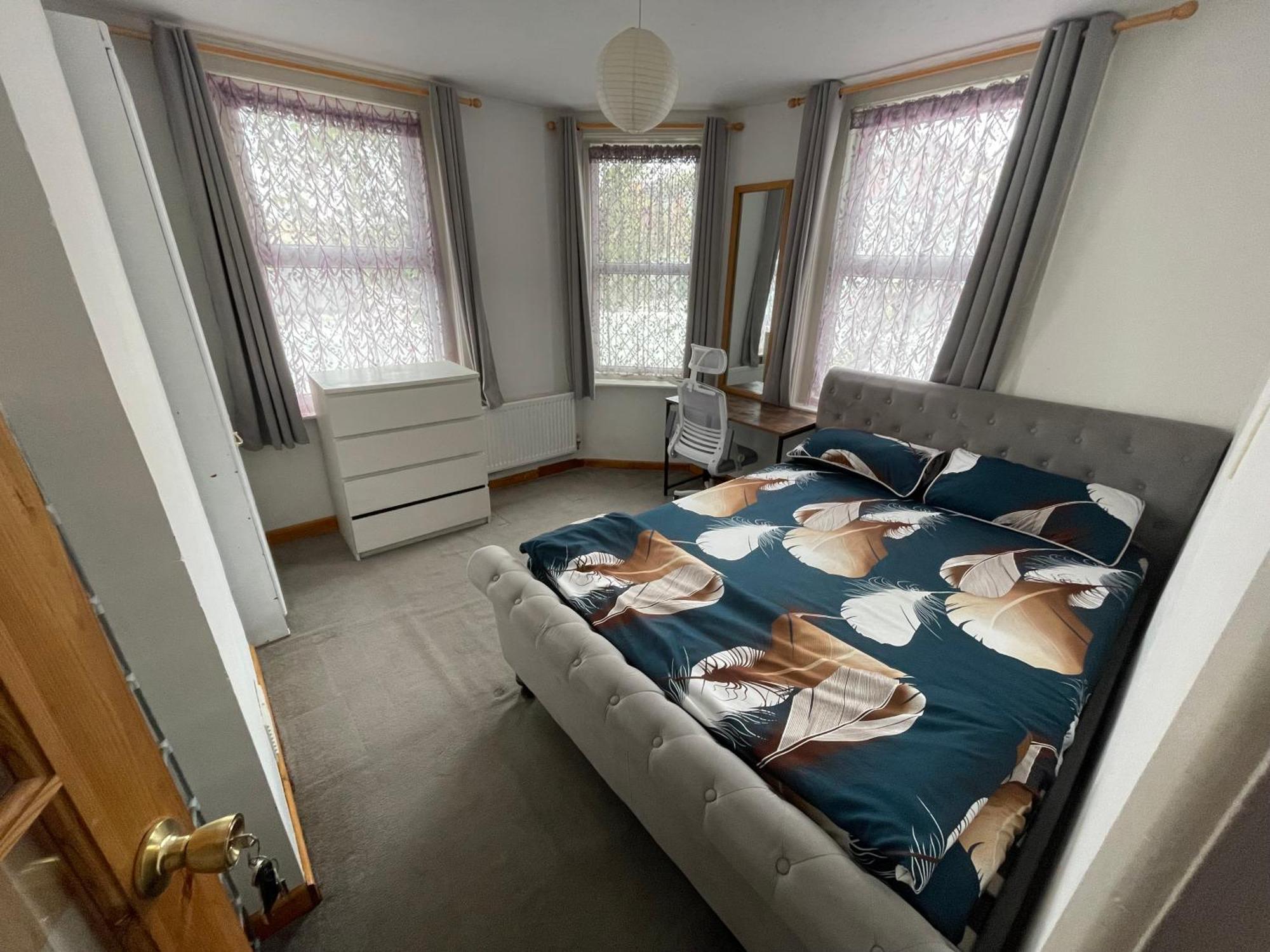 South Coast Guest With Free Parking * Poole