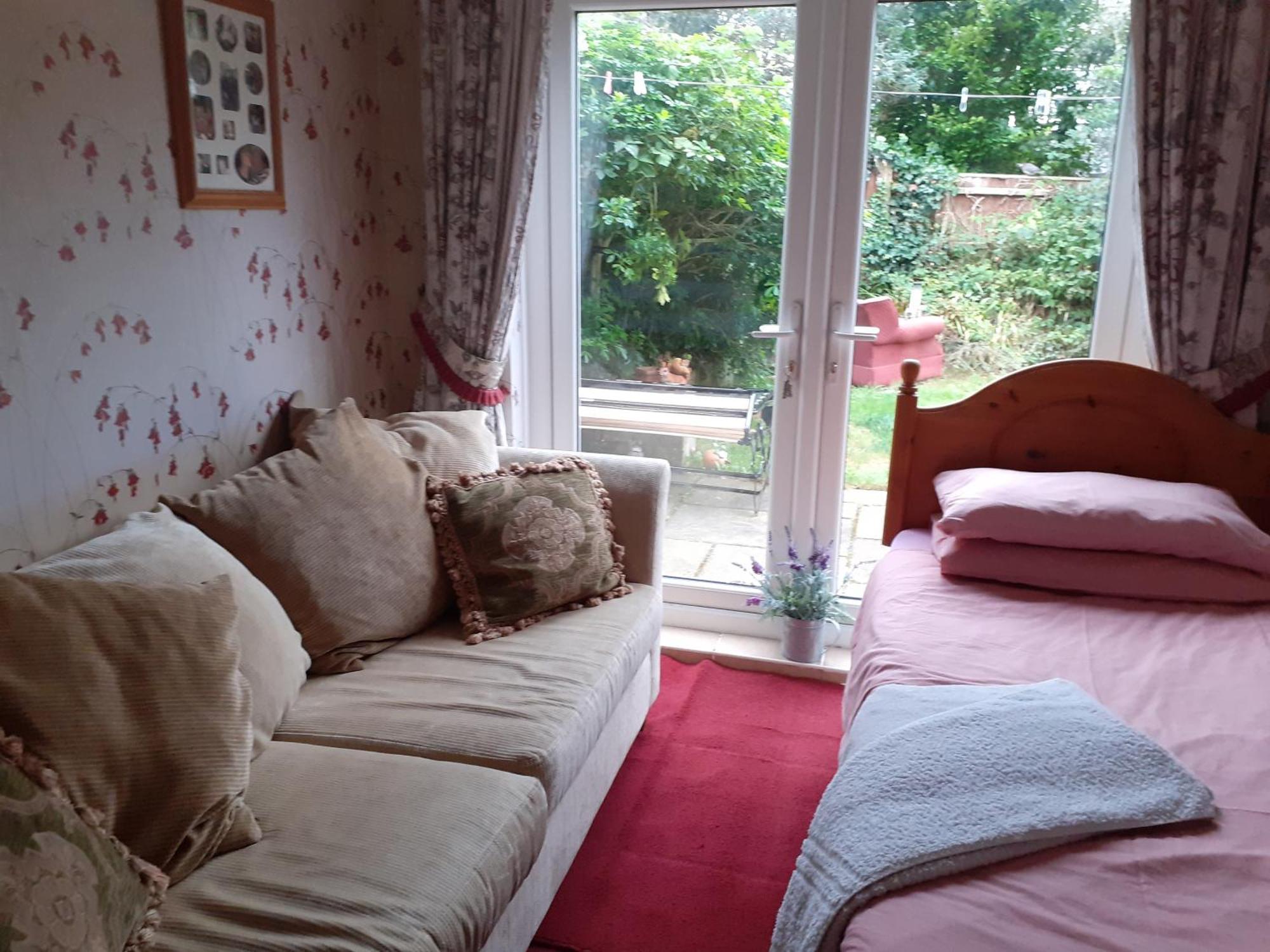 Newly Decorated & Furniture, 2 Single Beds, Large Room, Sofa, Netflix, Garden View, Patio & Seating Casa de hóspedes 2*