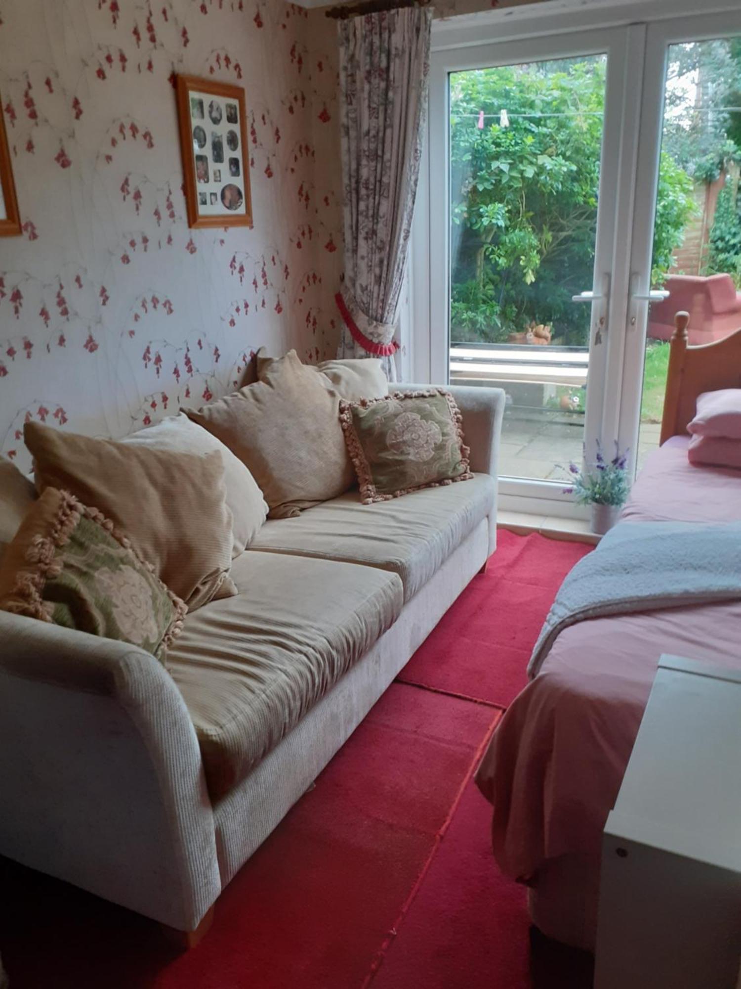 Newly Decorated & Furniture, 2 Single Beds, Large Room, Sofa, Netflix, Garden View, Patio & Seating Poole