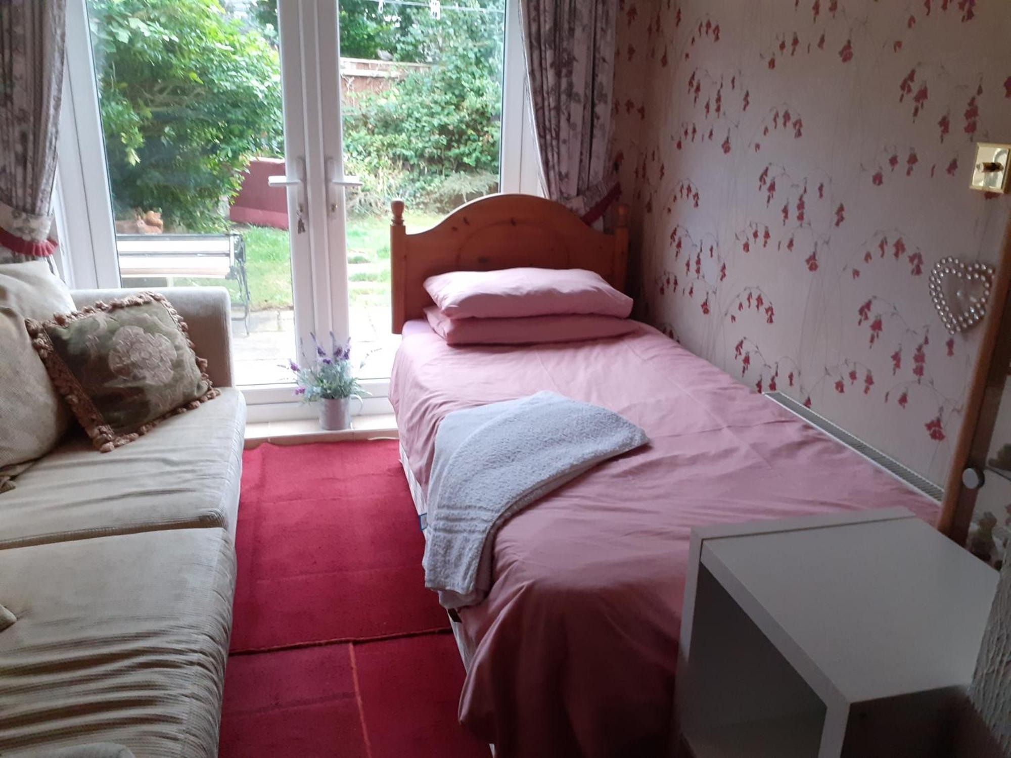 Newly Decorated & Furniture, 2 Single Beds, Large Room, Sofa, Netflix, Garden View, Patio & Seating 2* Poole