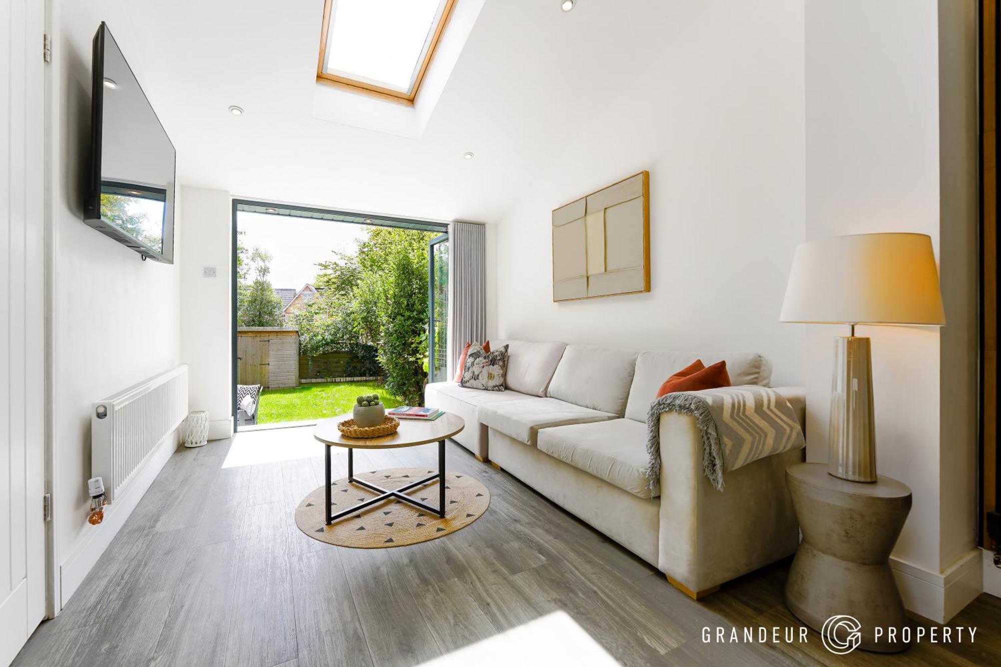 Church Road By Grandeur Holiday home *