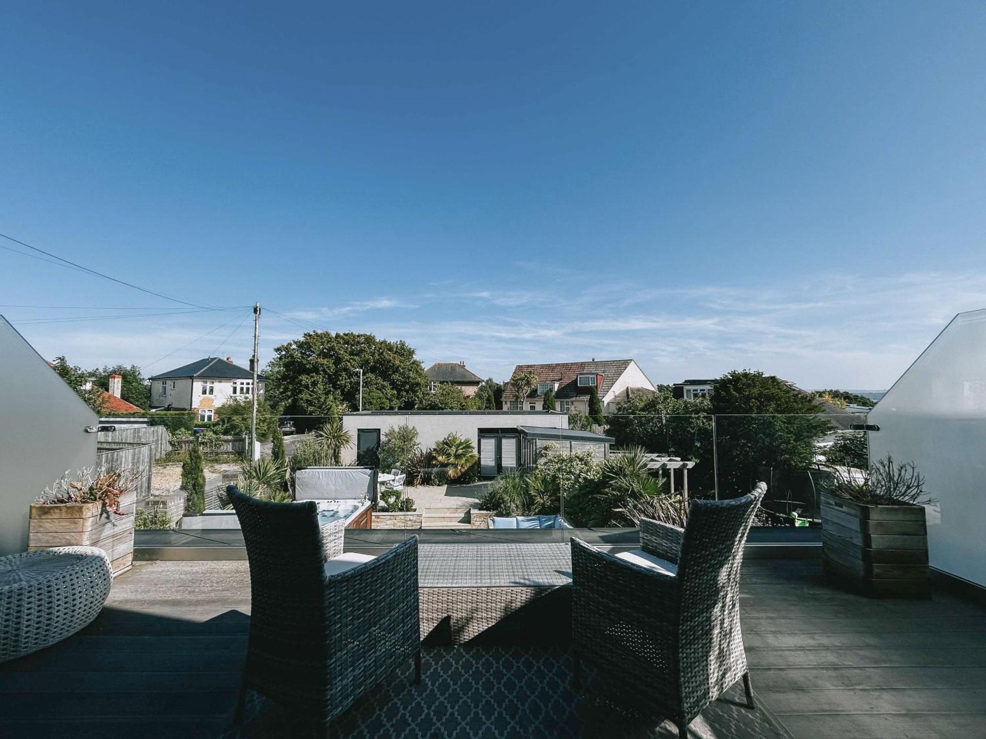 Luxury With Harbour Views In Holiday home *