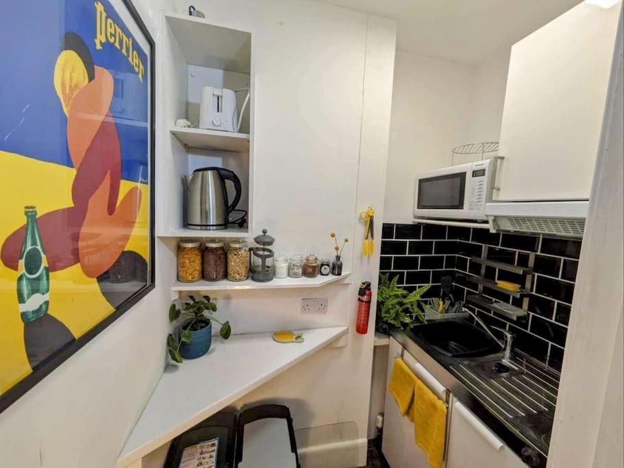 Super Sunny With Own Terrace & Parking Apartment *