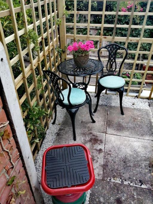 Super Sunny With Own Terrace & Parking Apartment Poole