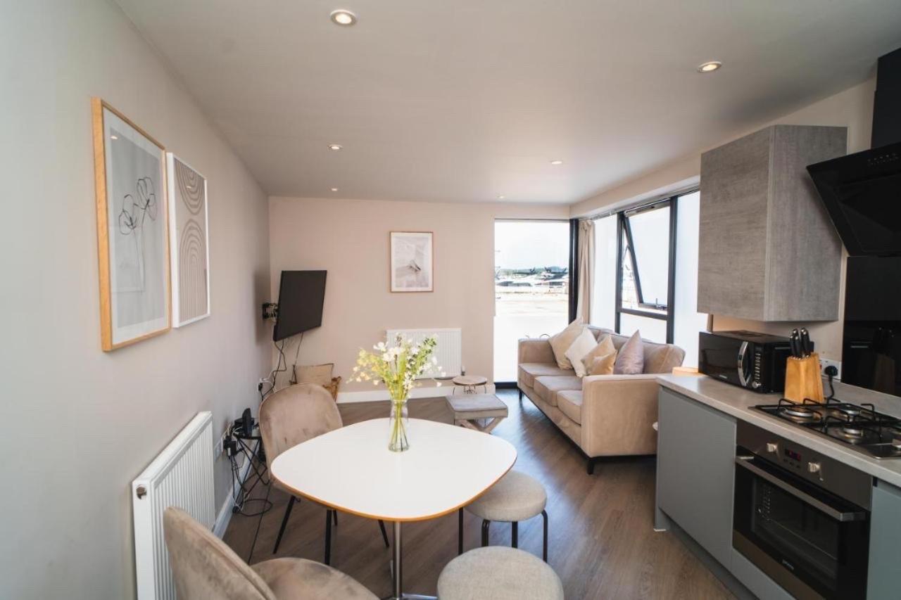 Beautiful Two Bedroom Harbor Side *