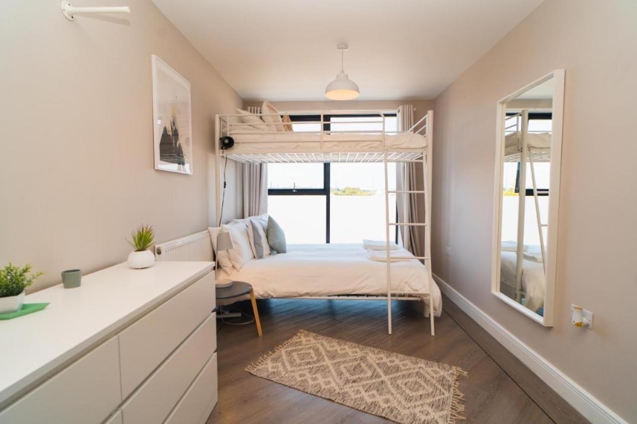 Beautiful Two Bedroom Harbor Side * Poole