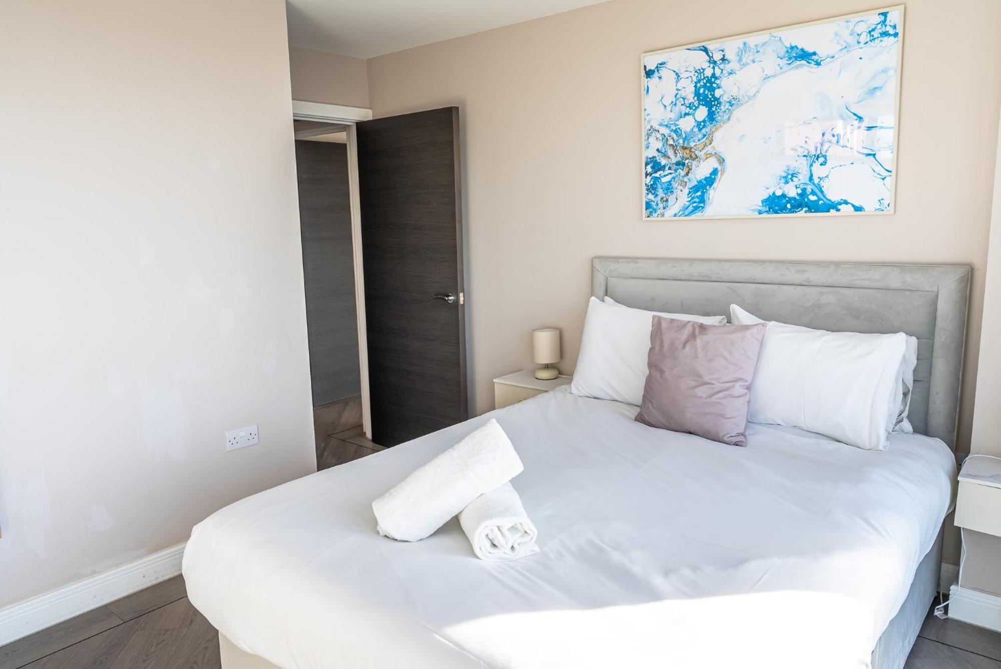 Beautiful Two Bedroom Harbor Side *
