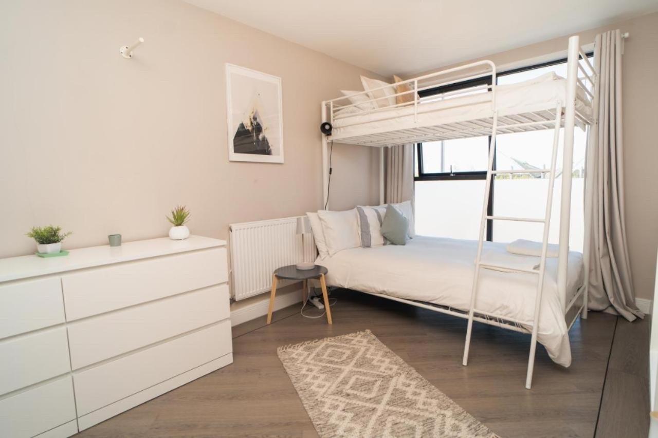 Beautiful Two Bedroom Harbor Side *