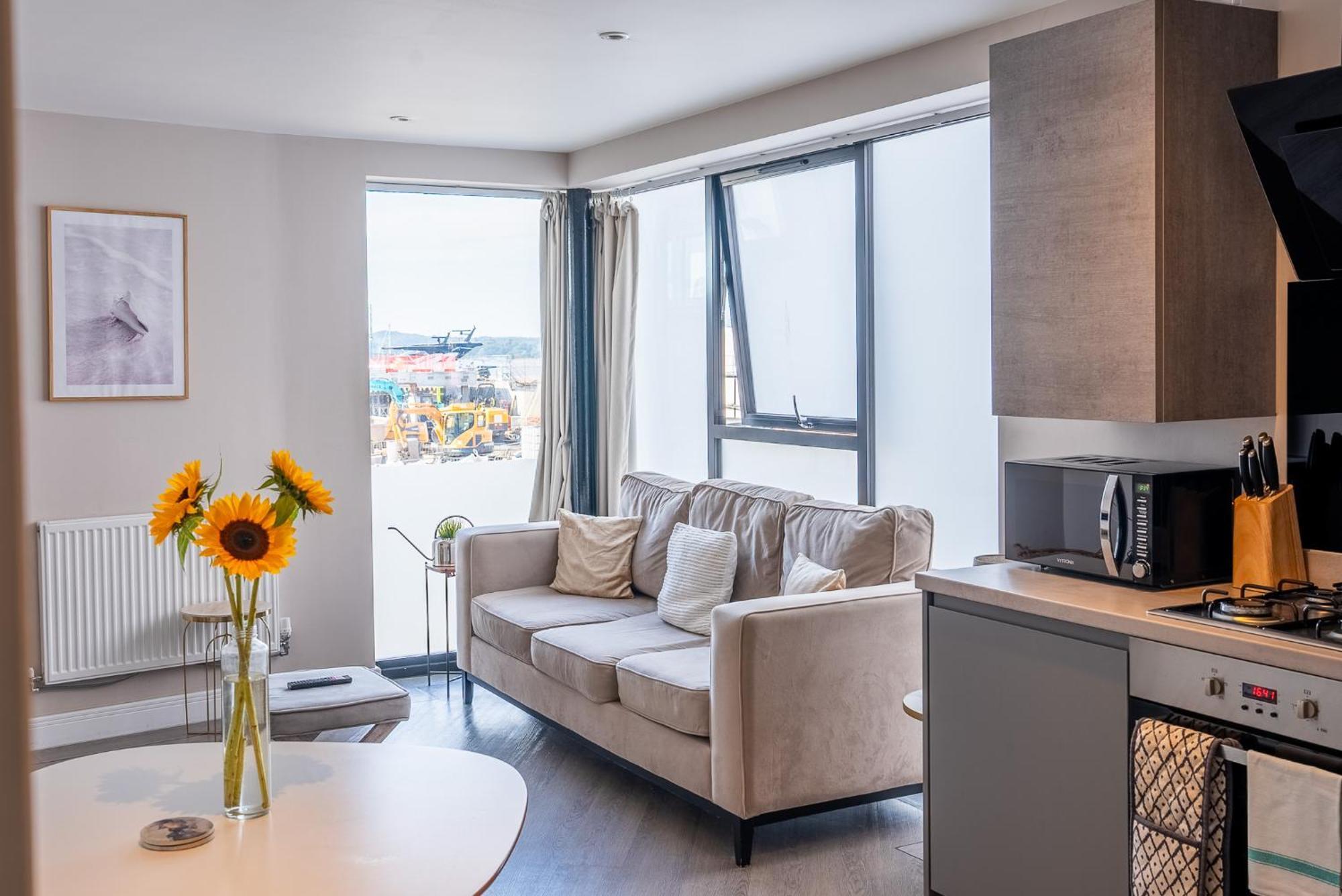 Apartment Beautiful Two Bedroom Harbor Side Poole