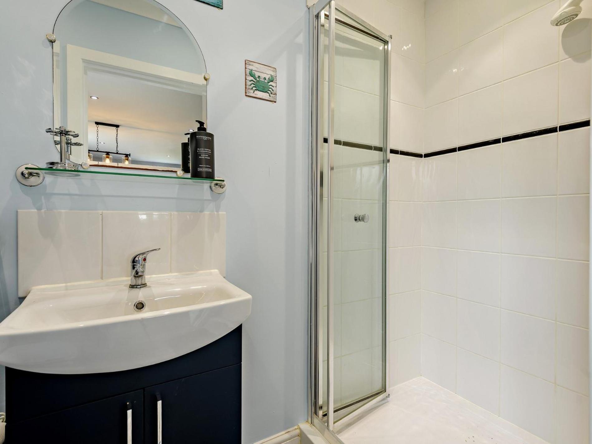 2 Bed In 92578 Poole