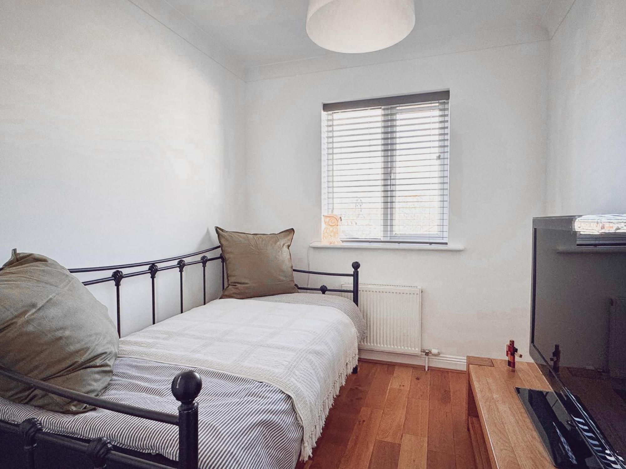 Immaculately Presented House * Poole