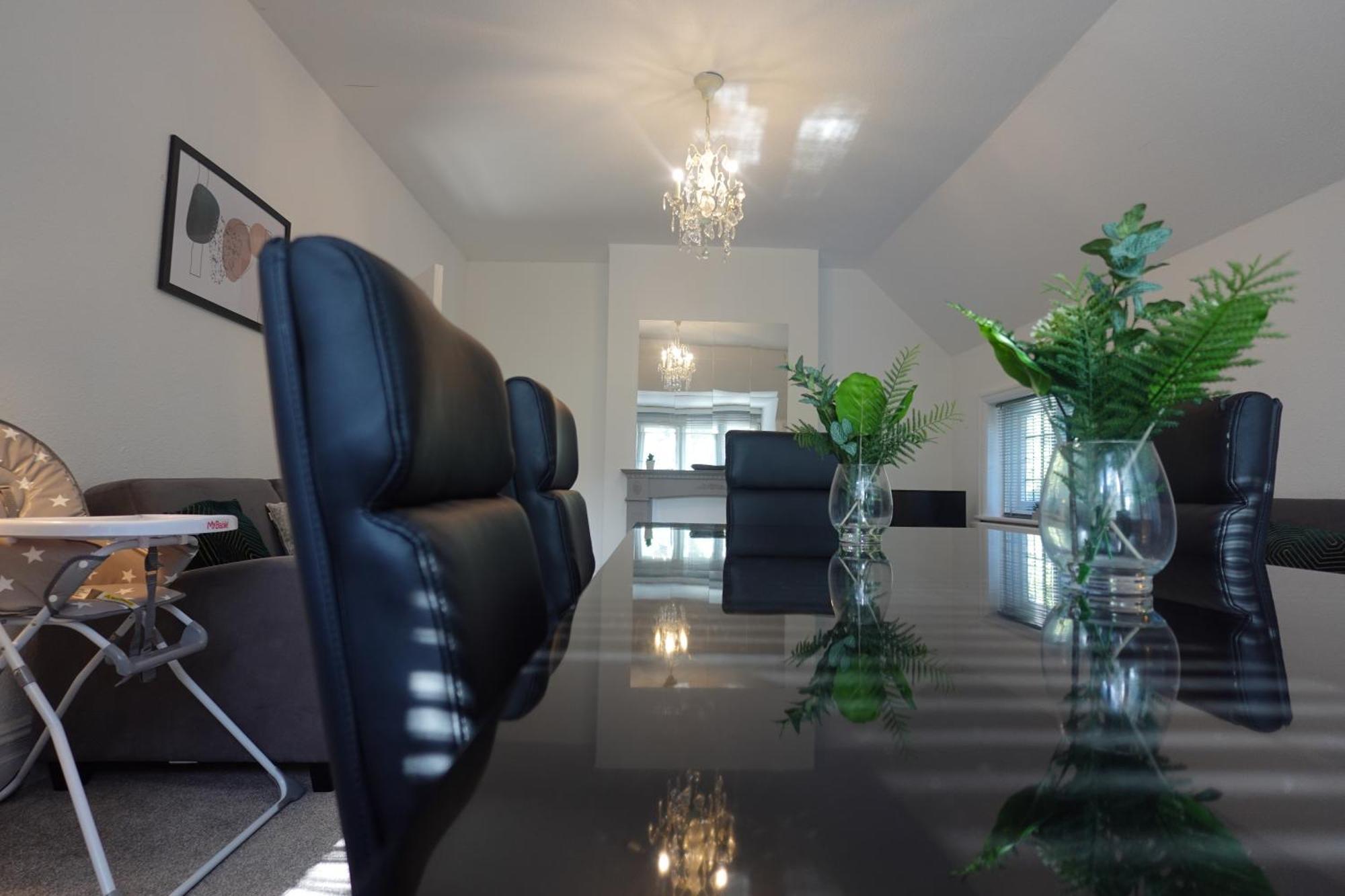 In Canford Cliffs Close To Sandbanks Beach * Poole