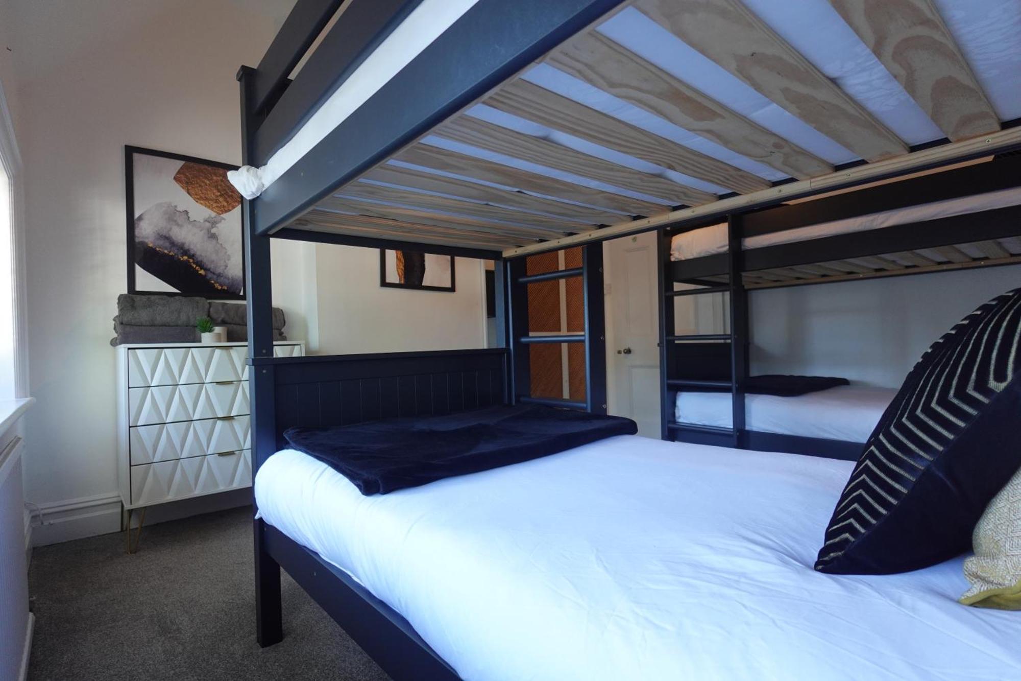 In Canford Cliffs Close To Sandbanks Beach Apartment Poole