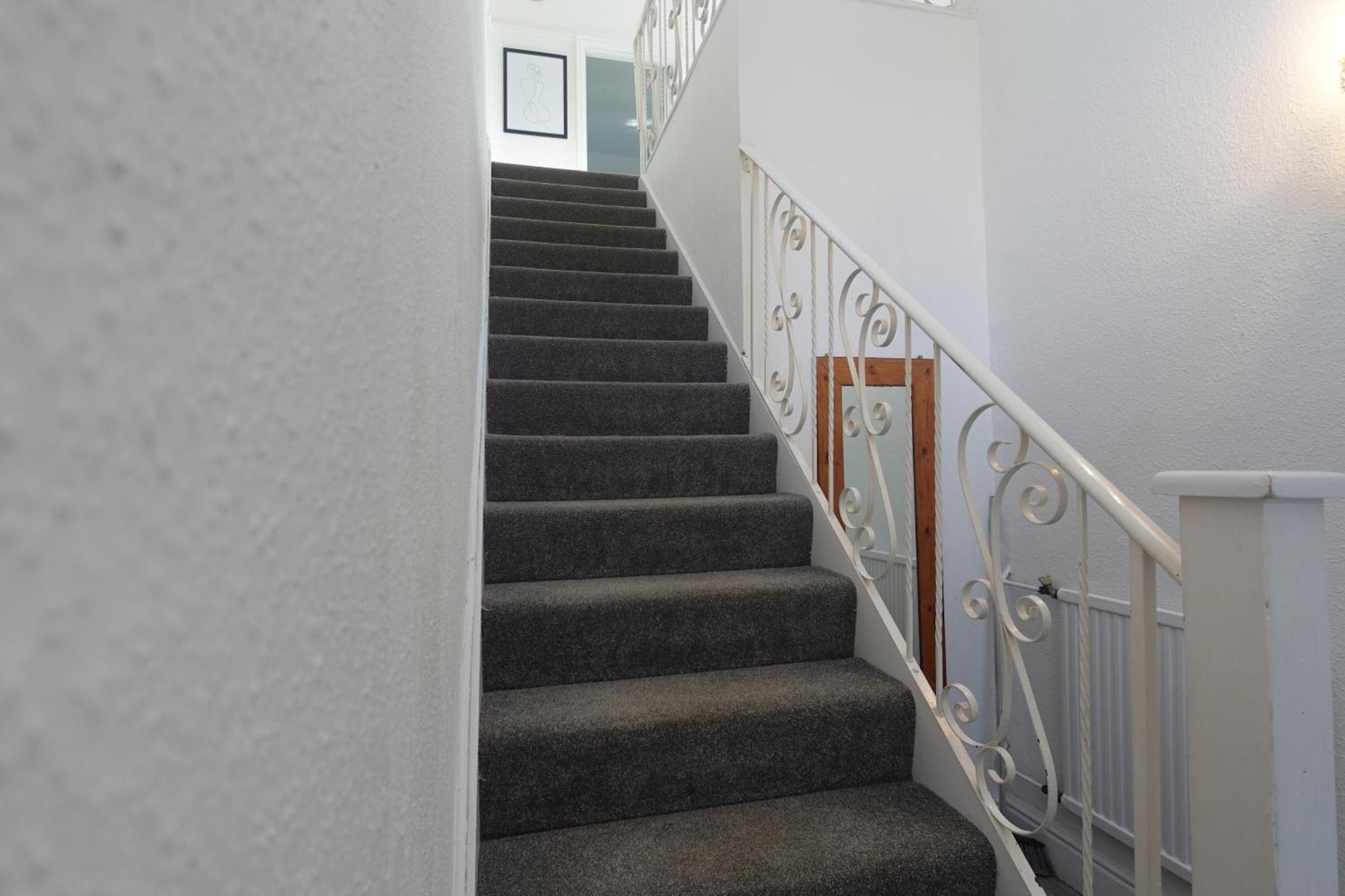 In Canford Cliffs Close To Sandbanks Beach * Poole