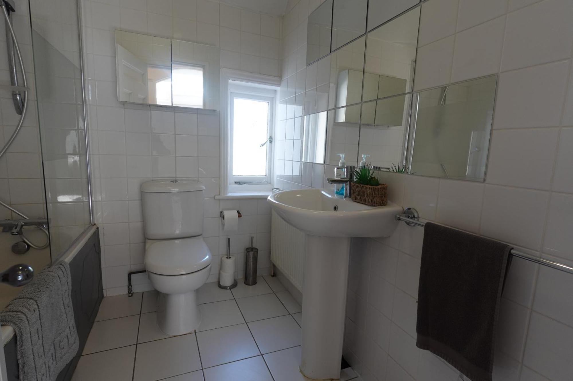 In Canford Cliffs Close To Sandbanks Beach * Poole