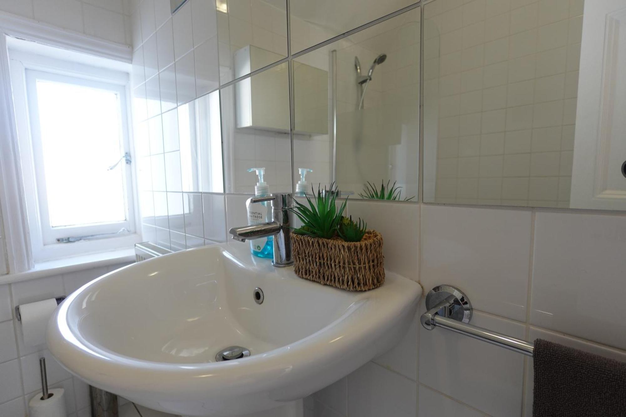 Apartment In Canford Cliffs Close To Sandbanks Beach