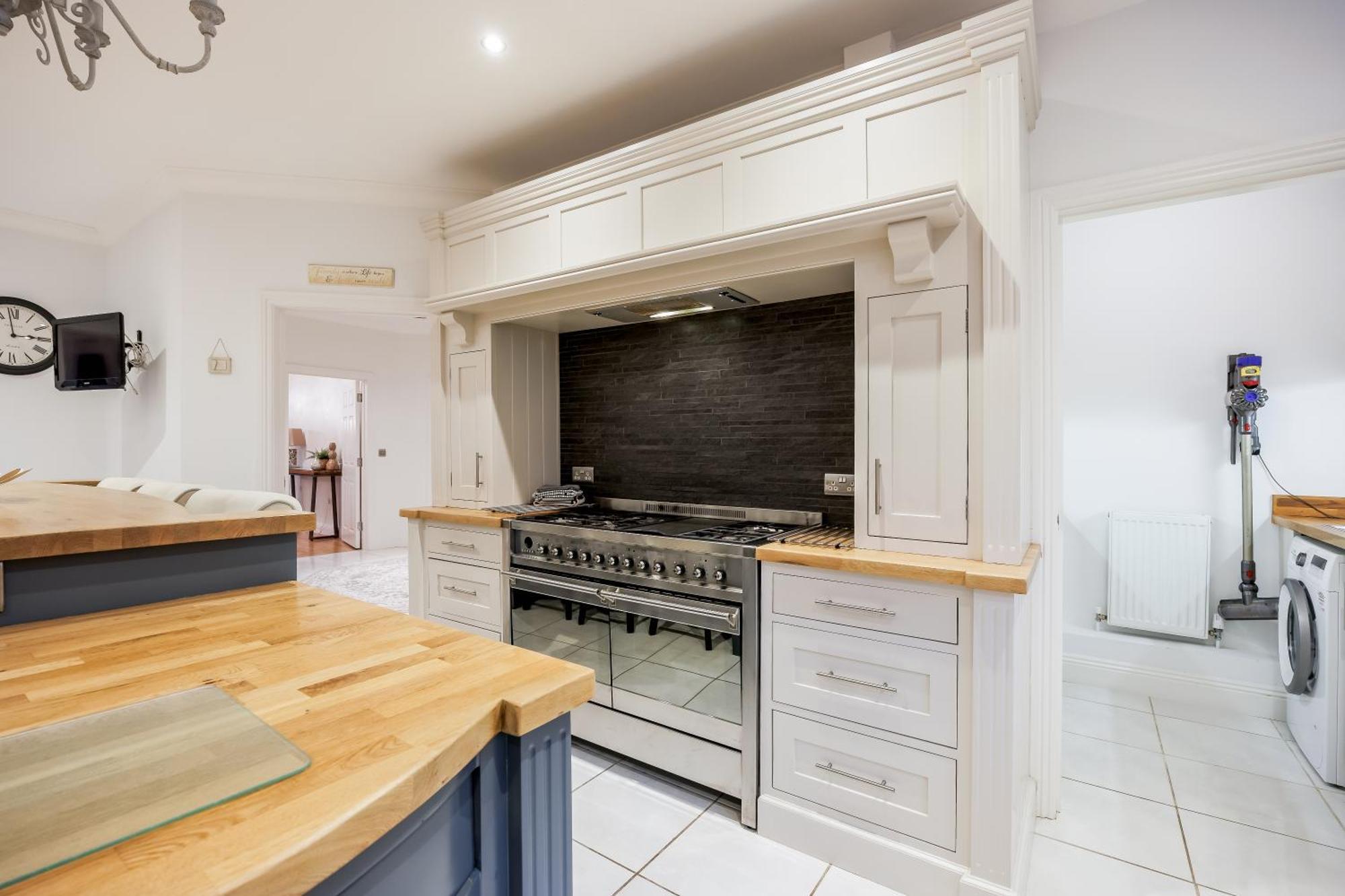 Luxury6bedhouse-hottub-gamesroom-amar Luxury * Poole