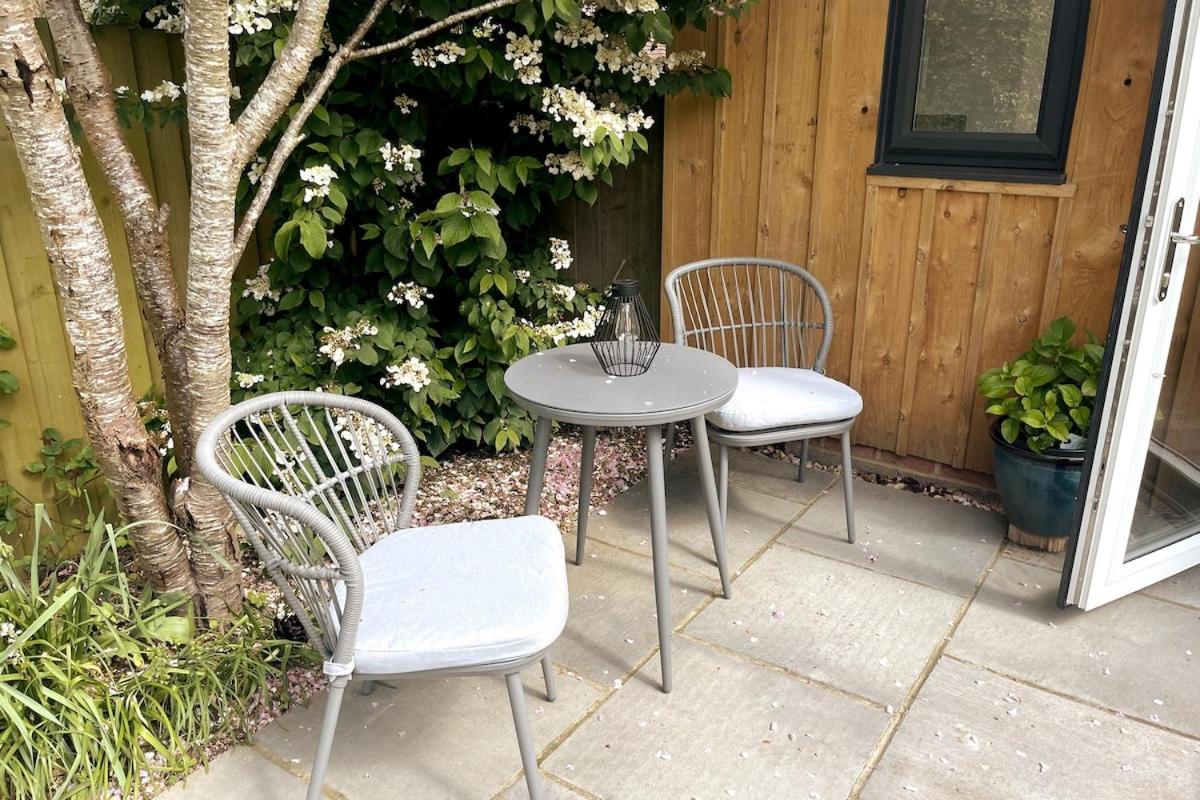 Cosy Garden In Wimborne With Parking