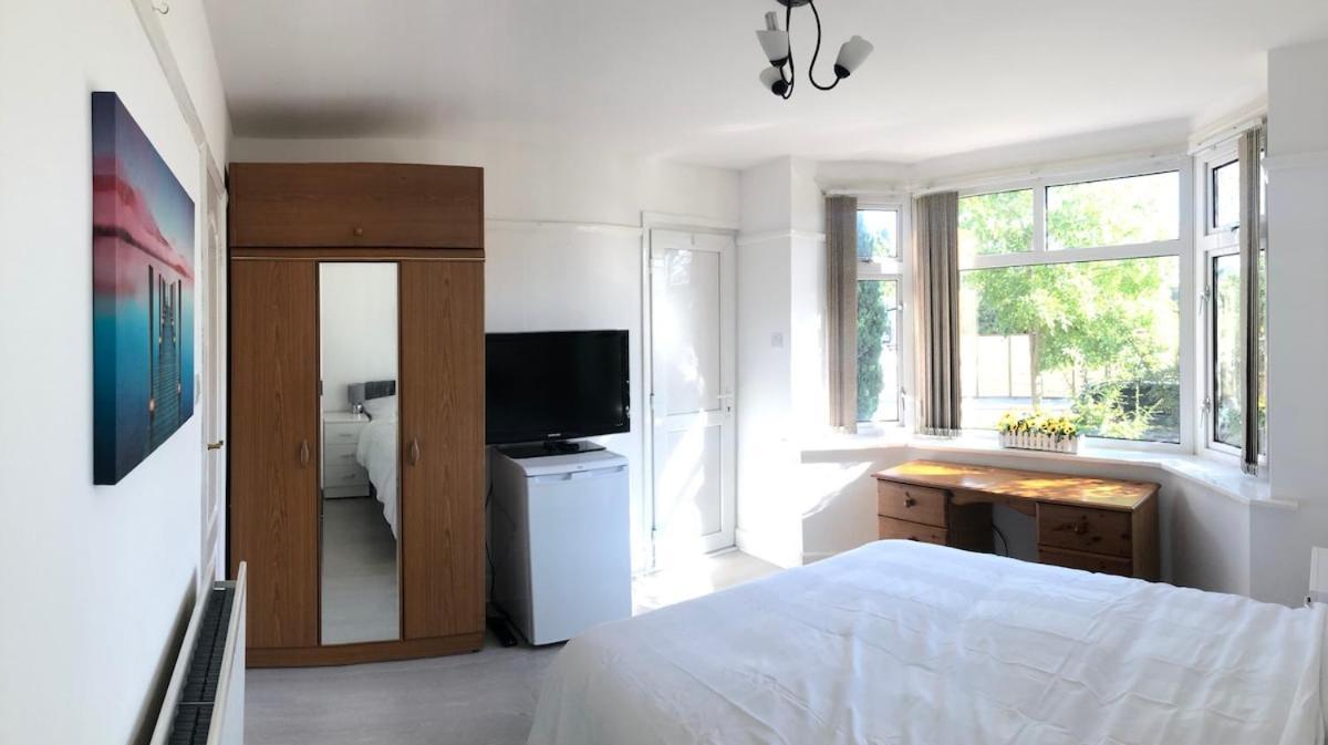 Apartment Studio-like With Own Entrance Poole