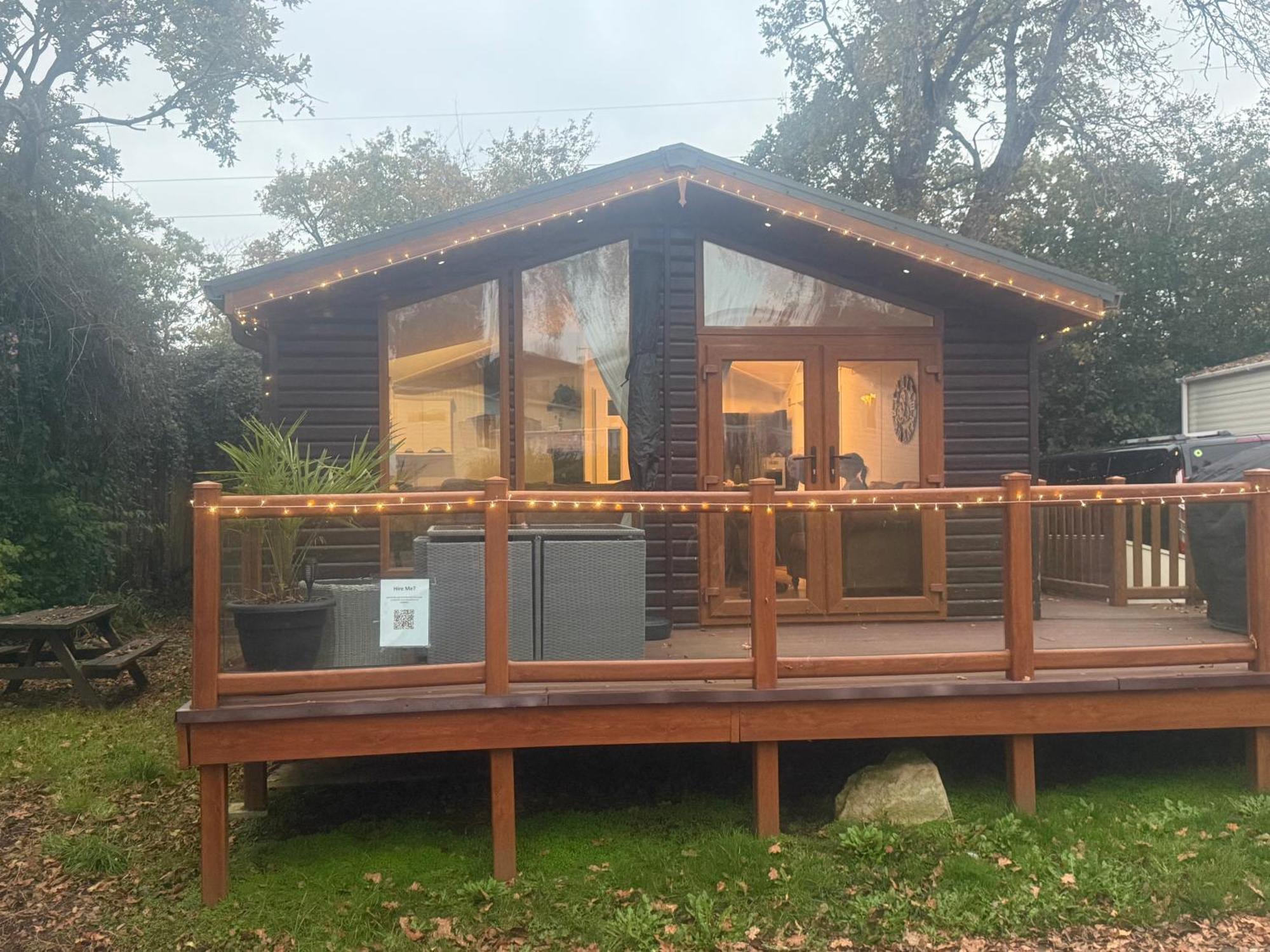 Apartment Falcove - 3 Bedroom Luxury Lodge, 5g Wifi, Full Sky Tv, Free Parking & Close To