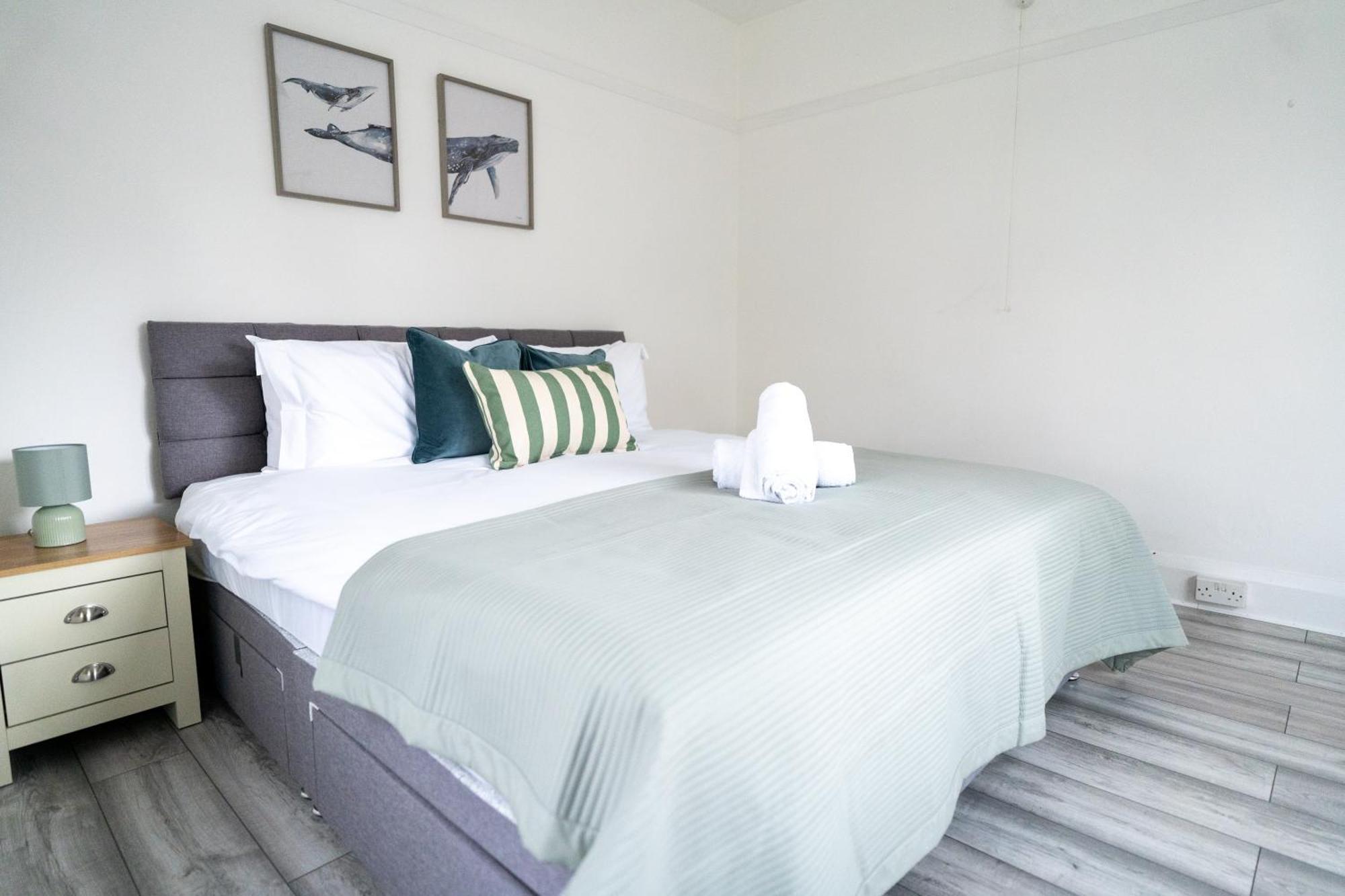 4 Bedroom Coastal Retreat In Sandbanks *