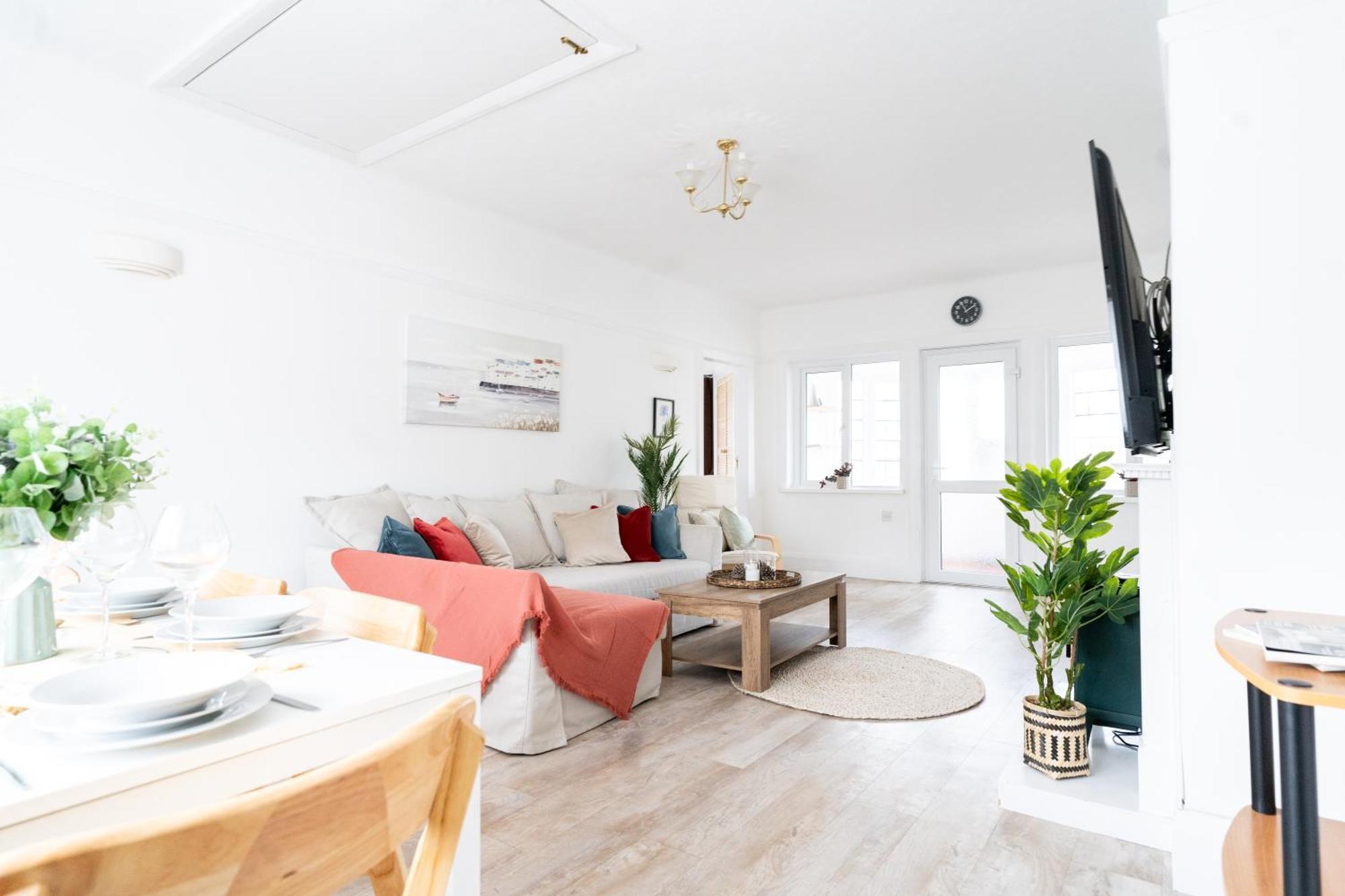 4 Bedroom Coastal Retreat In Sandbanks *
