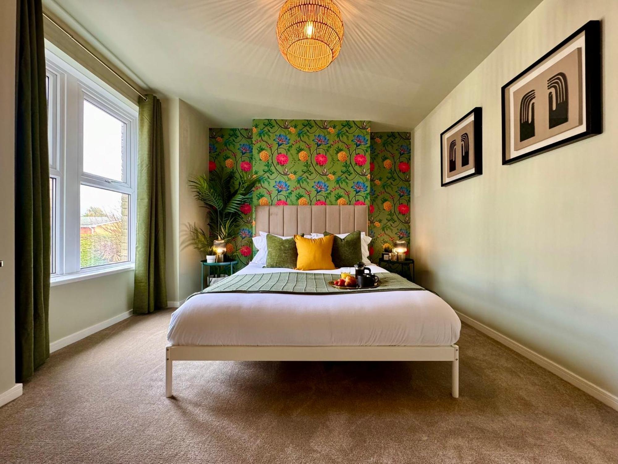 Stunning 4-bedroom - 10 Mins To Sandbanks *