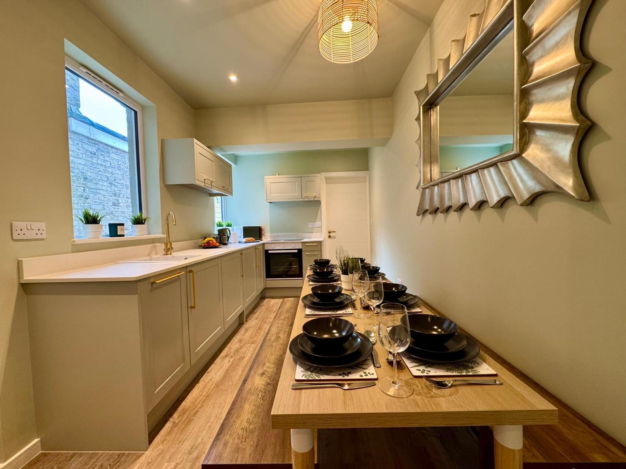 Stunning 4-bedroom - 10 Mins To Sandbanks *