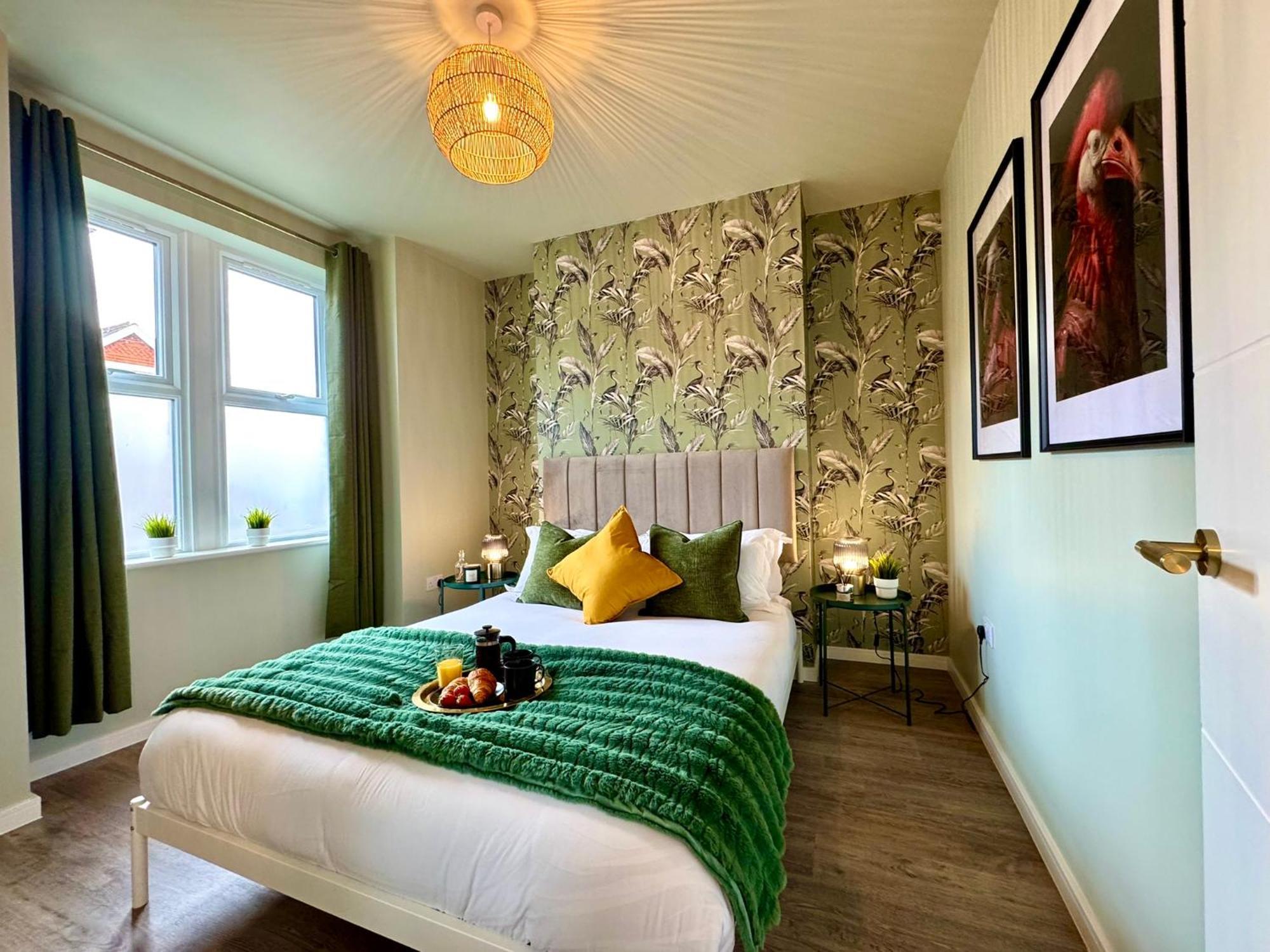 Stunning 4-bedroom - 10 Mins To Sandbanks Poole