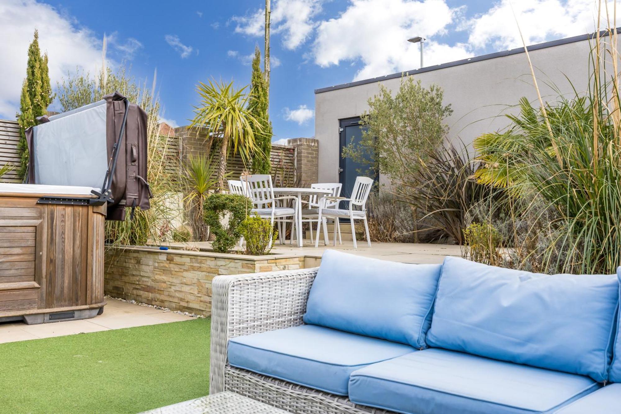 Luxury 5 Bedroom House-large Swim & Sea Views! Hosted By Amar Luxury Holiday home *