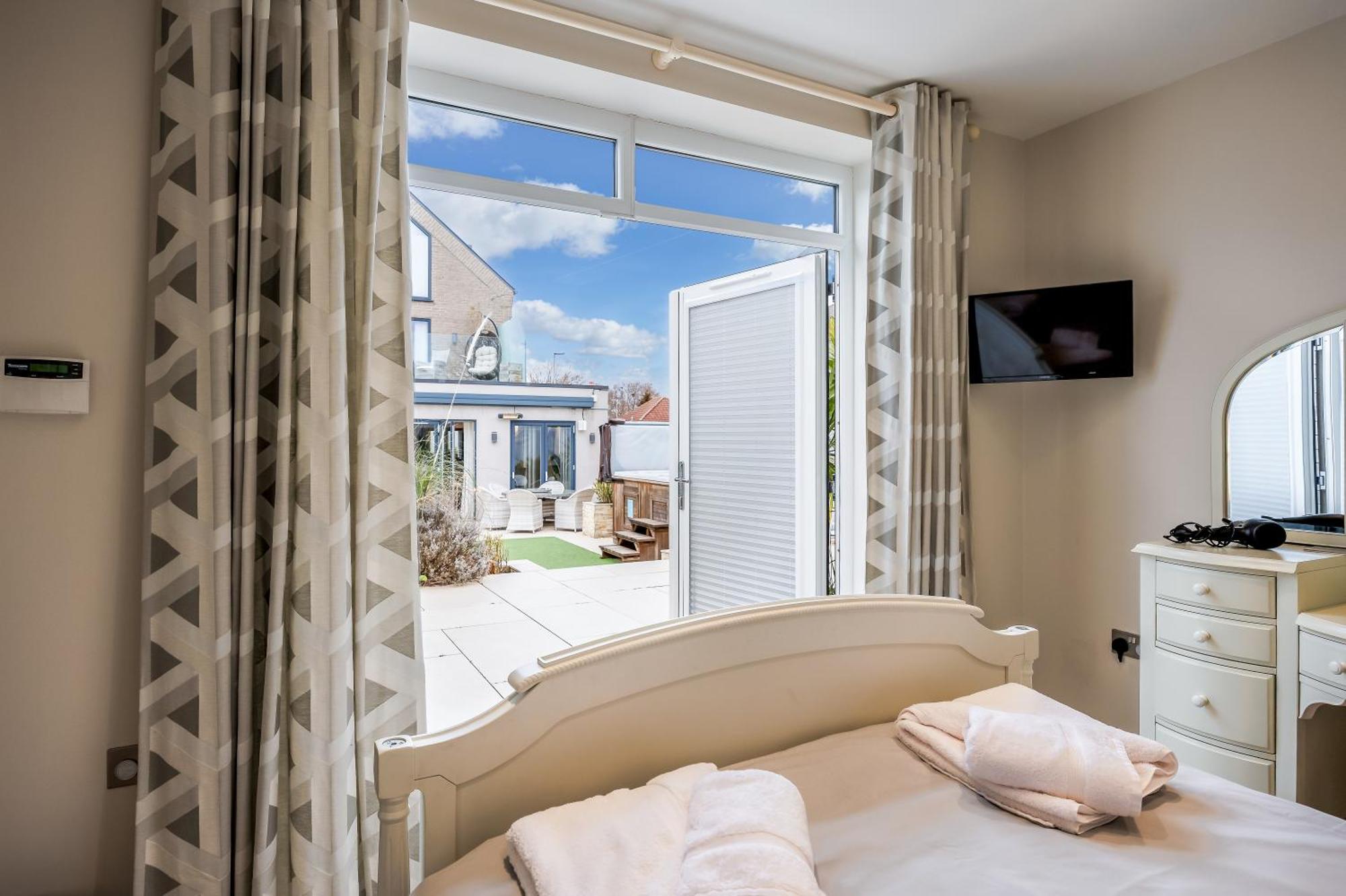 Luxury 5 Bedroom House-large Swim & Sea Views! Hosted By Amar Luxury * Poole