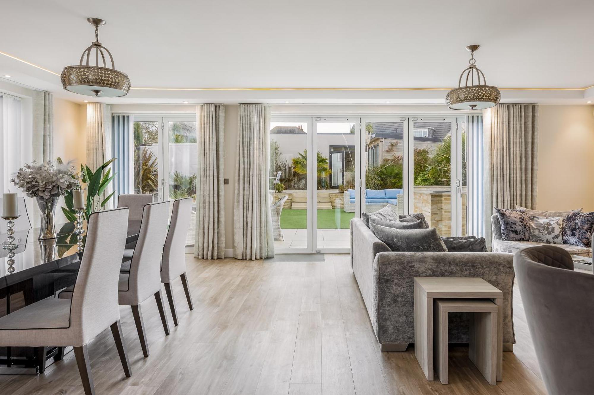Luxury 5 Bedroom House-large Swim & Sea Views! Hosted By Amar Luxury Holiday home *