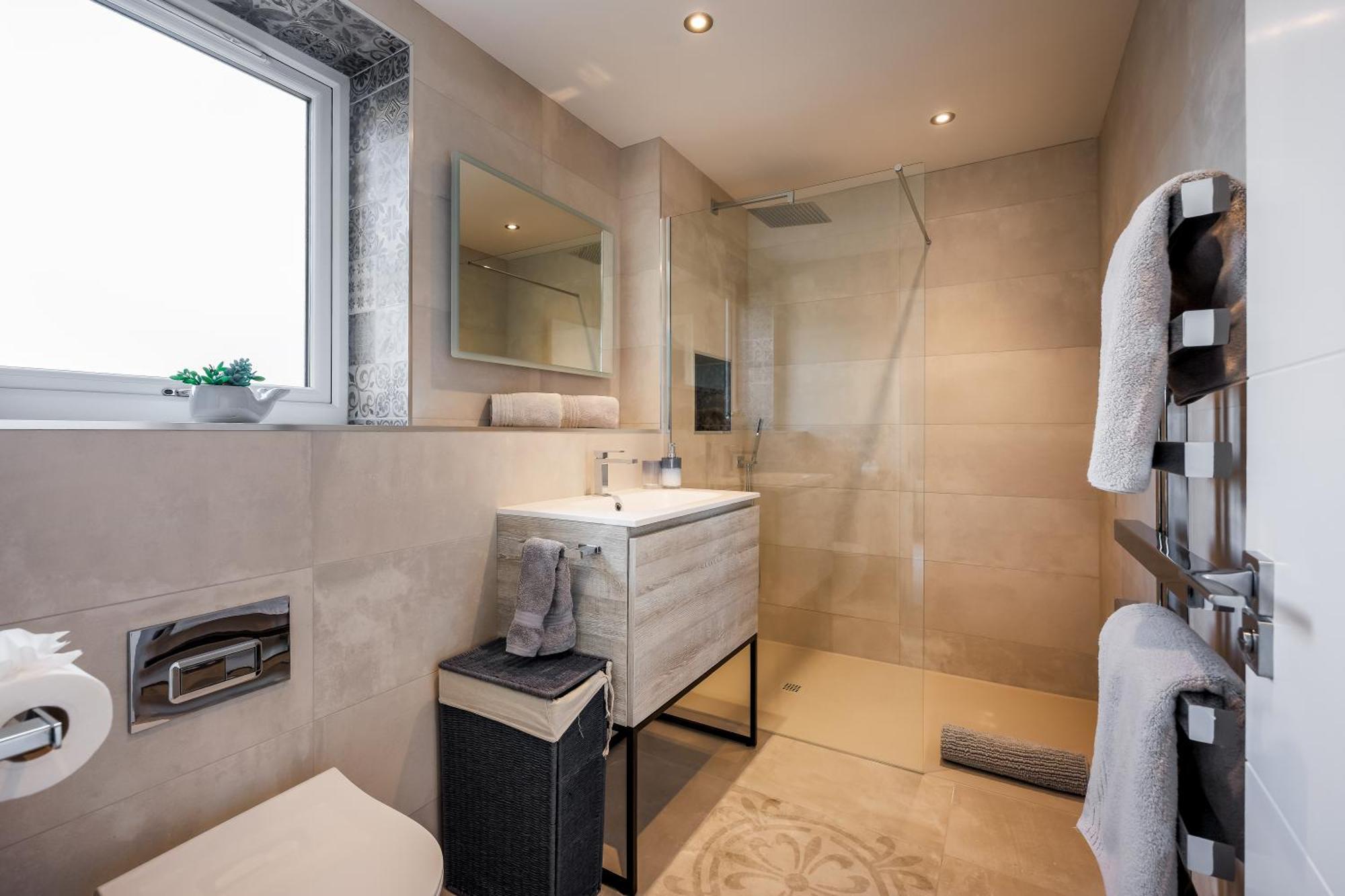 Luxury 5 Bedroom House-large Swim & Sea Views! Hosted By Amar Luxury Holiday home *