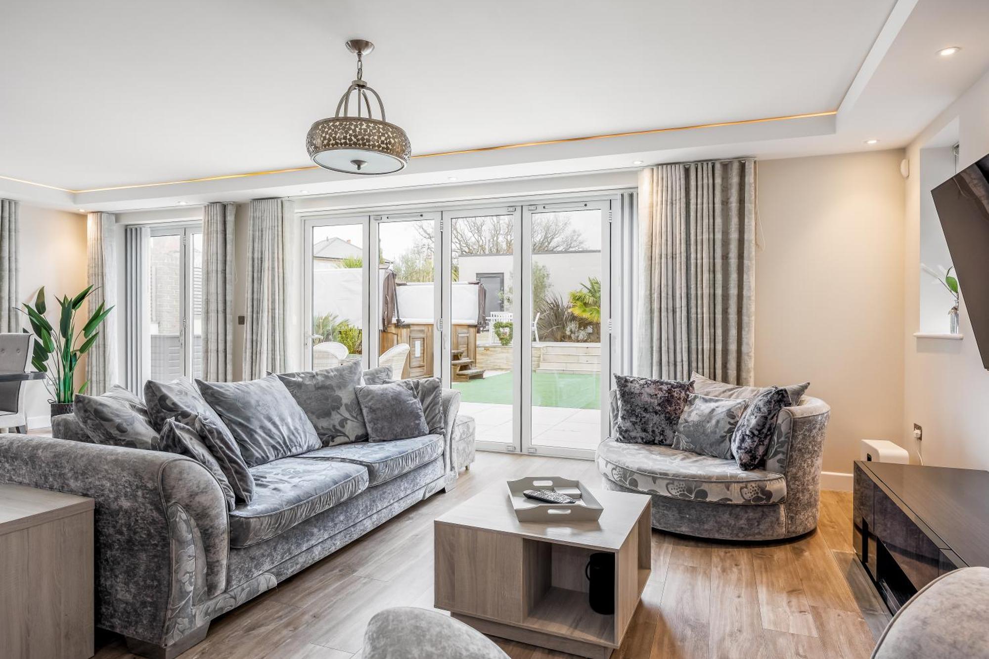 Luxury 5 Bedroom House-large Swim & Sea Views! Hosted By Amar Luxury * Poole