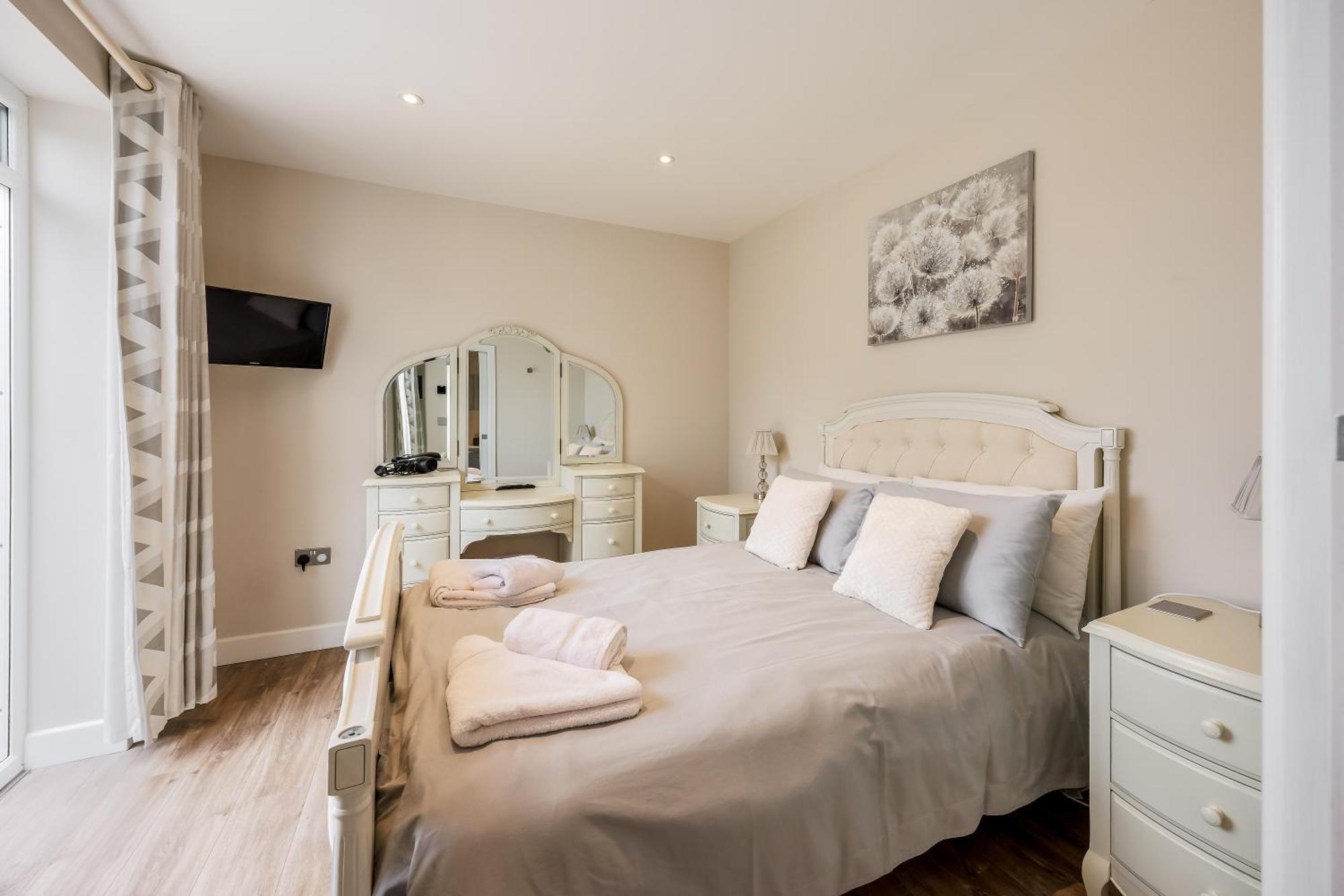 Luxury 5 Bedroom House-large Swim & Sea Views! Hosted By Amar Luxury Holiday home