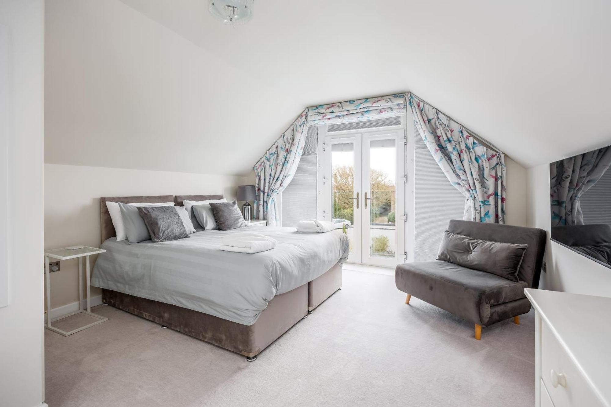Luxury 5 Bedroom House-large Swim & Sea Views! Hosted By Amar Luxury Holiday home *