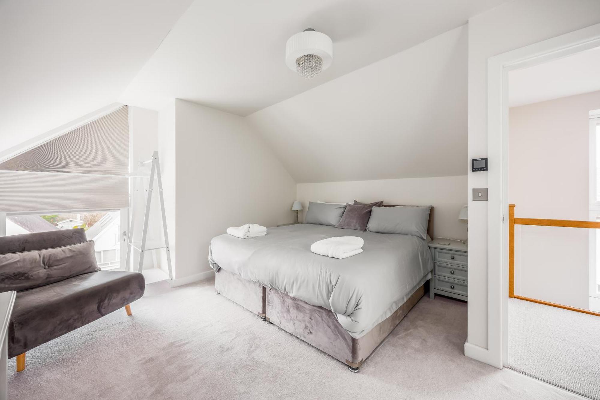 Luxury 5 Bedroom House-large Swim & Sea Views! Hosted By Amar Luxury Holiday home Poole