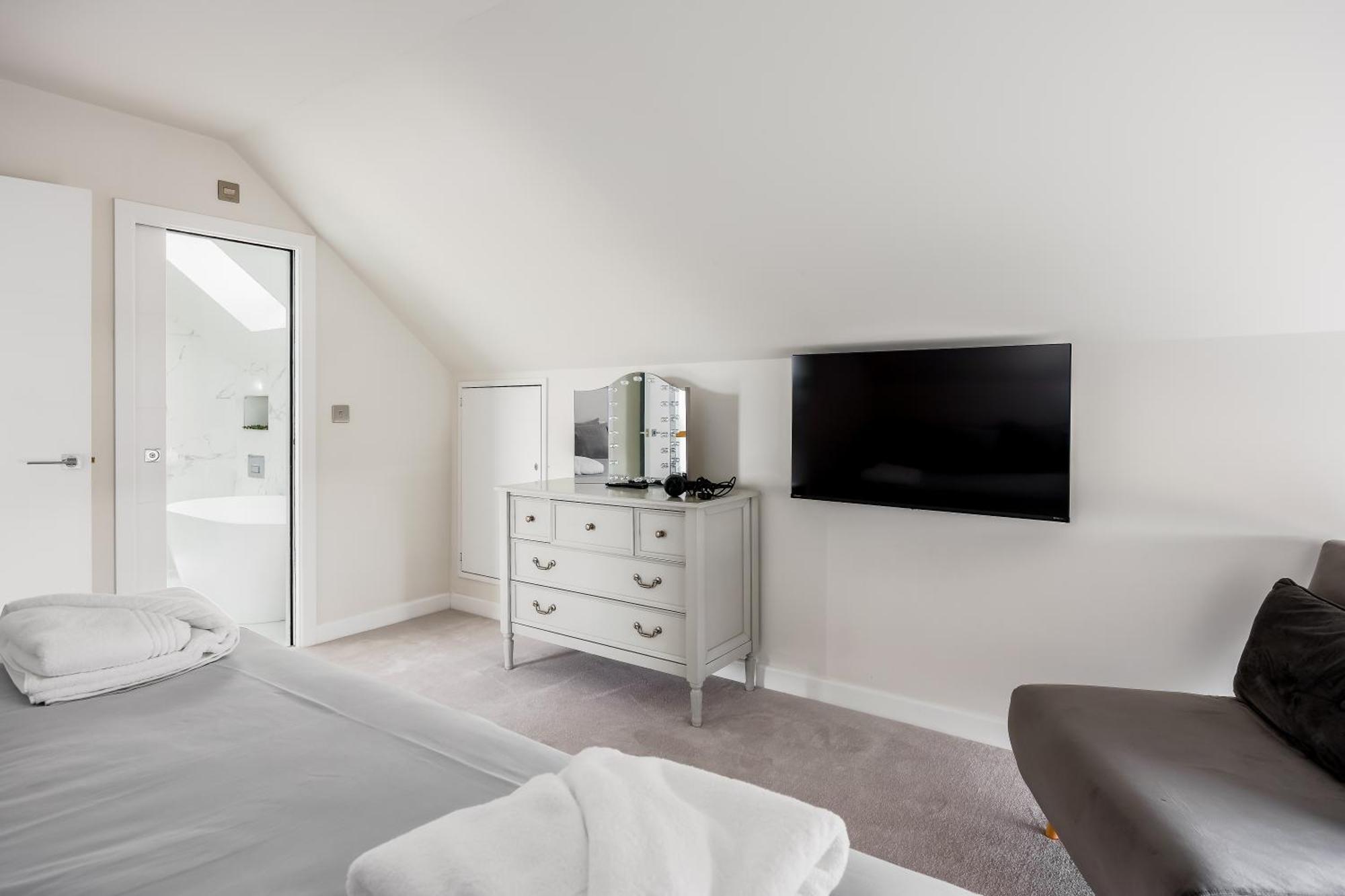 Holiday home Luxury 5 Bedroom House-large Swim & Sea Views! Hosted By Amar Luxury