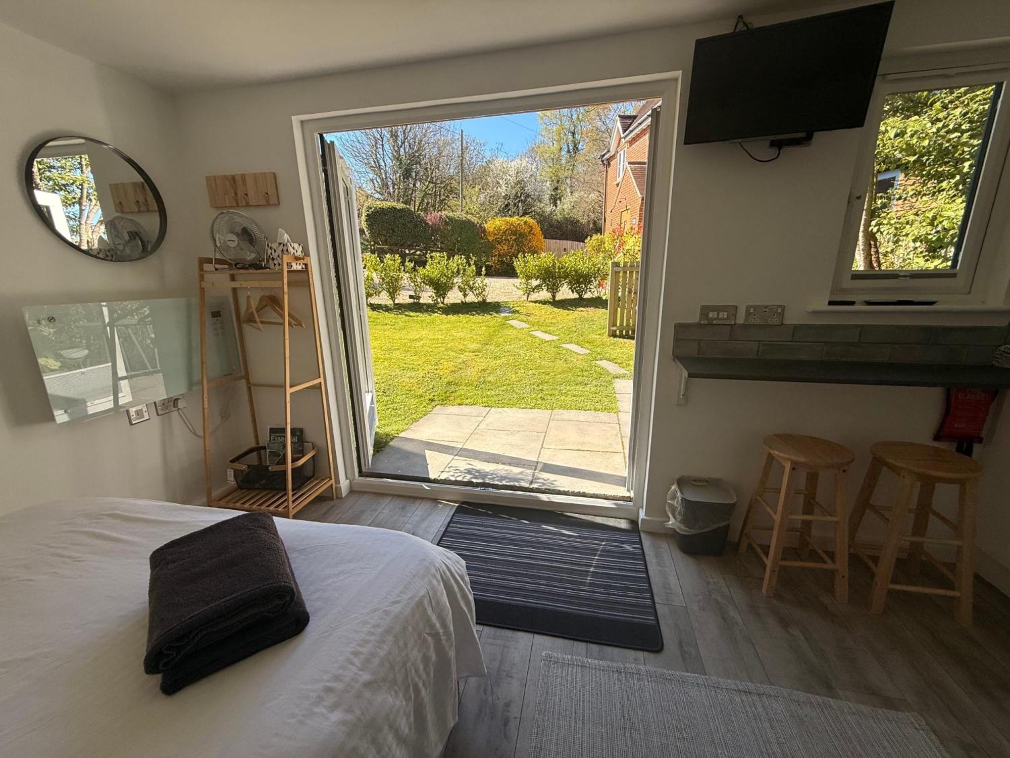Cosy Garden In Wimborne With Parking *