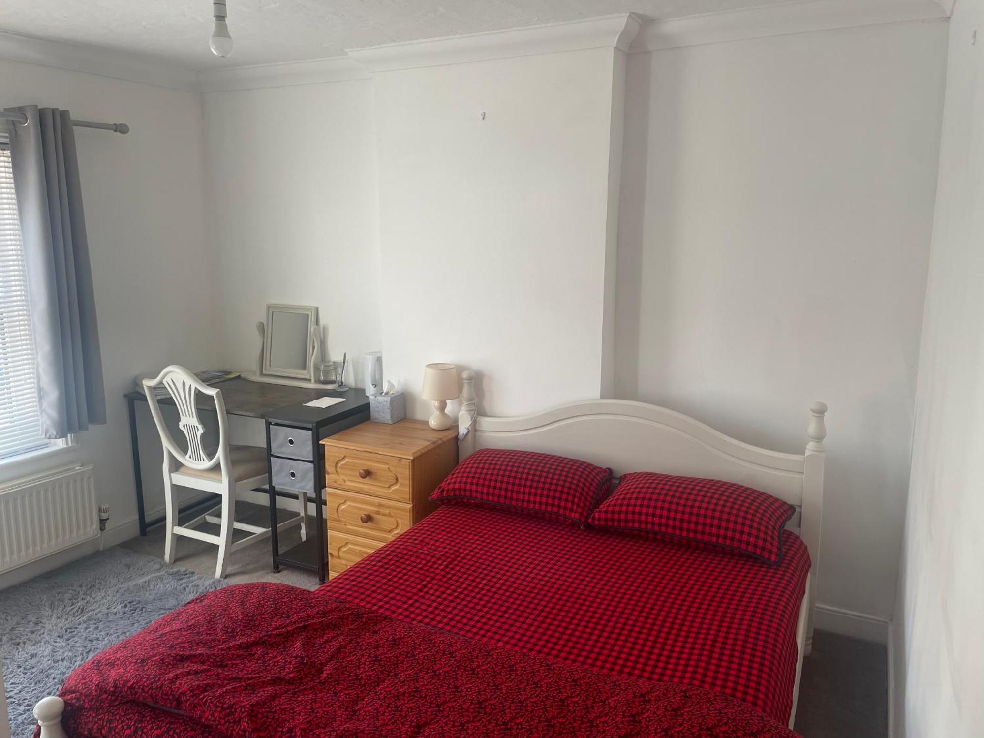 South Coast Guest With Free Parking * Poole