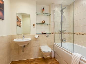 Quay Holidays - Dolphin Quays