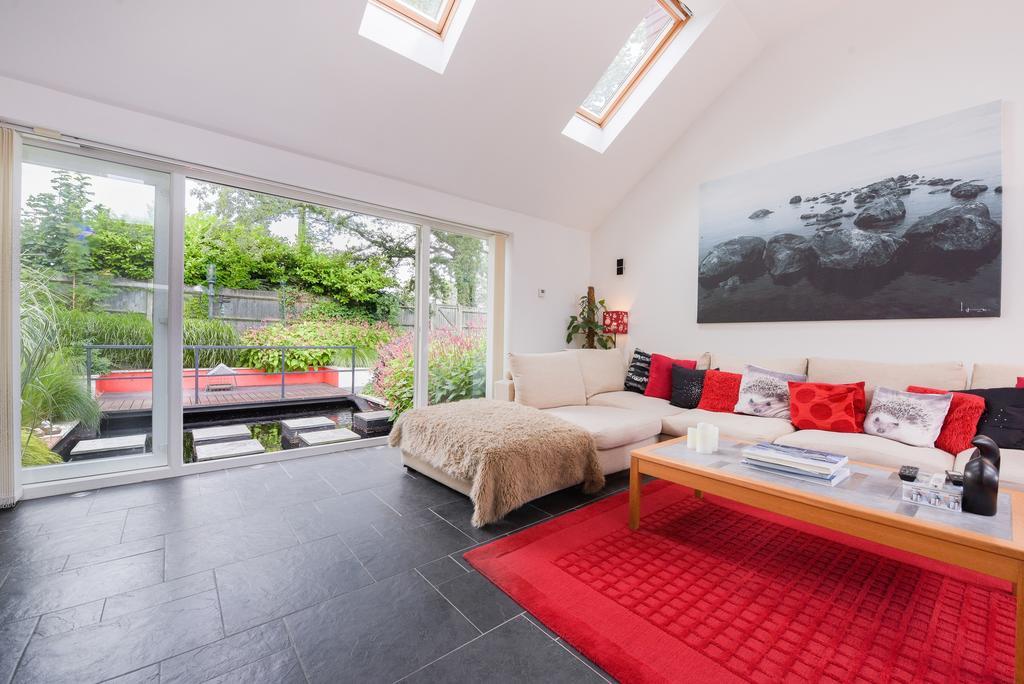 Bed & Breakfast The White Lodge 2*