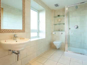 Quay Holidays - Dolphin Quays Hotel 4*
