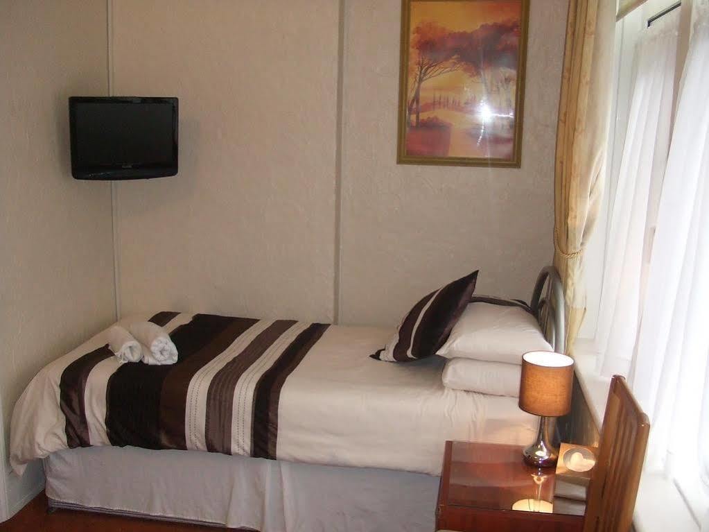 Guest house Blueshutters Poole